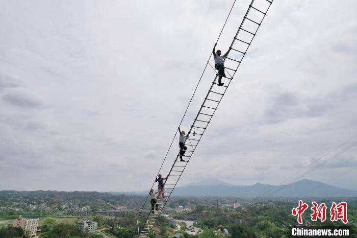 皇冠信用网注册账号_湖南岳阳全长300米“绝壁天梯”建成 游人体验惊险刺激