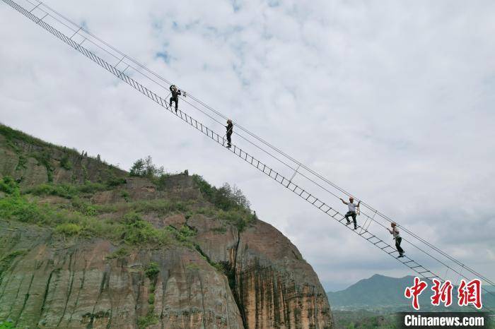 皇冠信用网注册账号_湖南岳阳全长300米“绝壁天梯”建成 游人体验惊险刺激