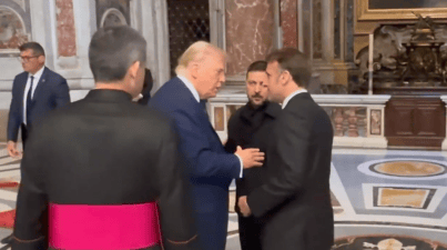 皇冠登一登二登三区别_再续“握手之战”？美媒：马克龙与特朗普在梵蒂冈会面皇冠登一登二登三区别，“一次没握，一次握手时间很长且力度十足”