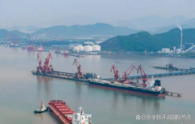 皇冠信用网出租代理_40艘大船停靠中国舟山港皇冠信用网出租代理，特朗普不长记性，中国早把后路设计好了