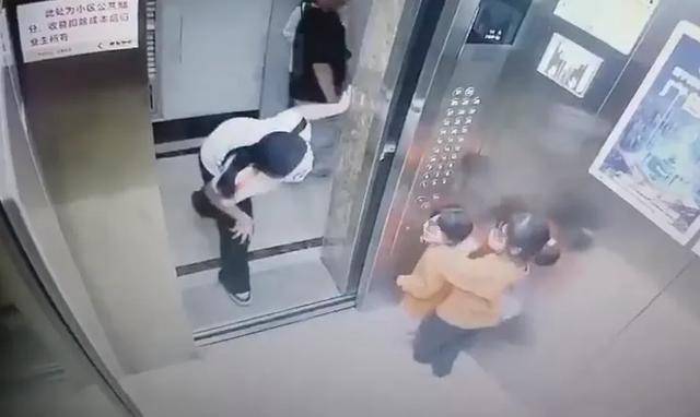 皇冠足球平台代理_两幼童电梯里遭面具人吓哭皇冠足球平台代理，对方多次阻止电梯门关闭！家长已带孩子看心理医生