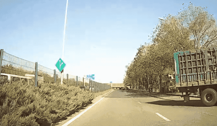 皇冠信用盘结算日_吓得手直抖皇冠信用盘结算日！两货车在北京高速出口突然逆行掉头！