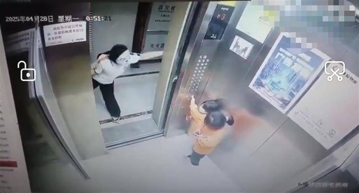 皇冠信用盘在哪里开通_“面具女孩”多次恐吓电梯内两幼童皇冠信用盘在哪里开通，当事女孩及家长道歉后获谅解