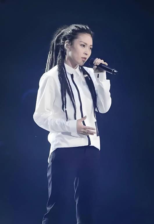 皇冠信用盘怎么弄_女歌手发文称遭遇车祸皇冠信用盘怎么弄，瞳孔散掉半年开颅2次！其丈夫两年前因病去世，汪峰曾发文安慰