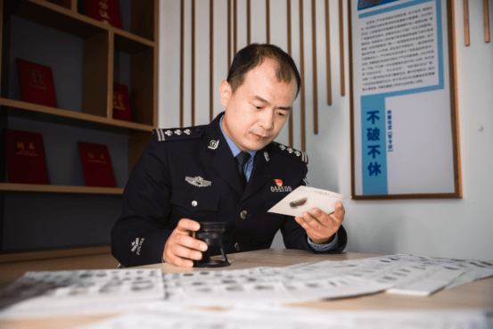 皇冠信用盘开户_苏州民警严方：840余万枚指纹、9000余起案件皇冠信用盘开户，他在方寸间寻找真相