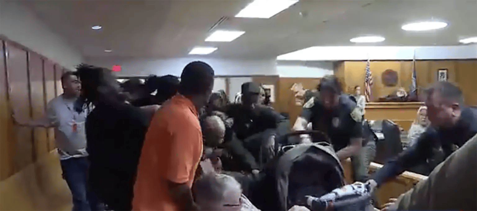 皇冠信用盘账号
_美国14岁男孩被杀皇冠信用盘账号
,其母亲与凶手家人在法庭上爆发激烈斗殴