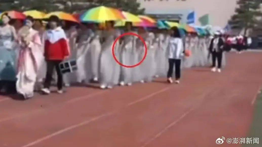 皇冠信用盘代理_“学生组团退60件演出服”皇冠信用盘代理，校方回应