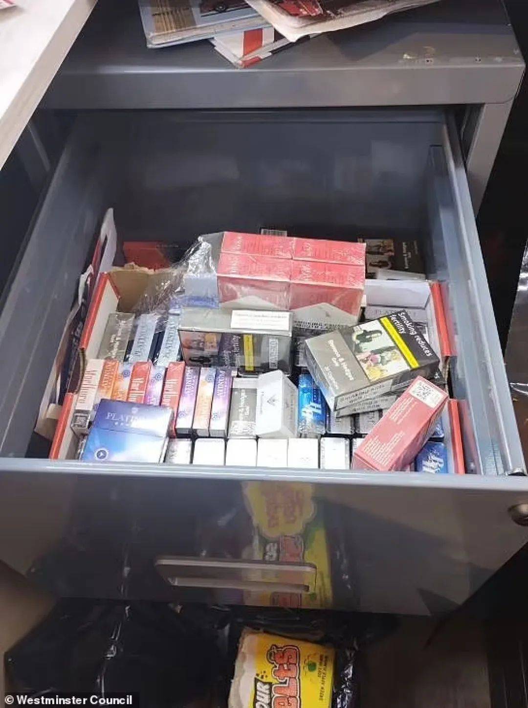 正网皇冠信用盘_英国一糖果店有隐藏通道正网皇冠信用盘，游客给近9000元才能进去，里面都是假货