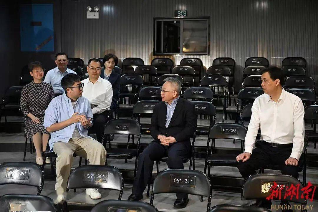 welcome皇冠注册_湖南省委书记长沙调研新消费welcome皇冠注册，走进脱口秀剧场、茶饮零食企业……