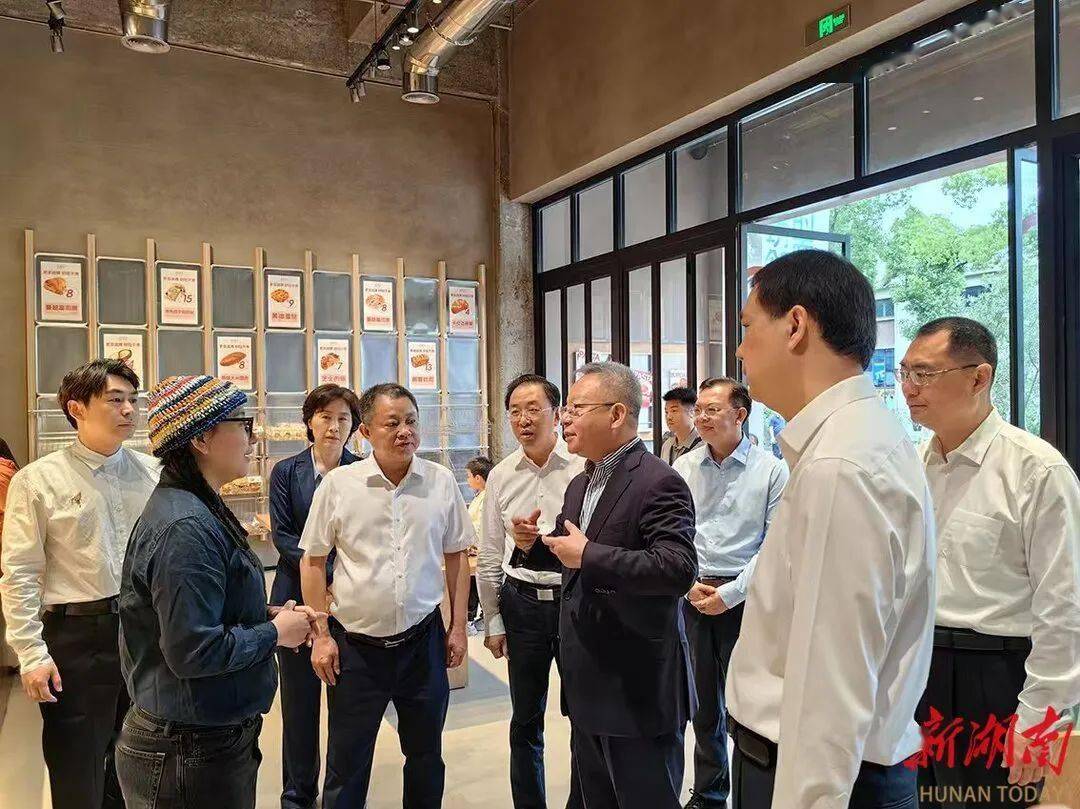 welcome皇冠注册_湖南省委书记长沙调研新消费welcome皇冠注册，走进脱口秀剧场、茶饮零食企业……