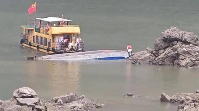 皇冠登录地址_贵州黔西村民自发参与翻船事故救援皇冠登录地址，有人煮了姜汤送到码头