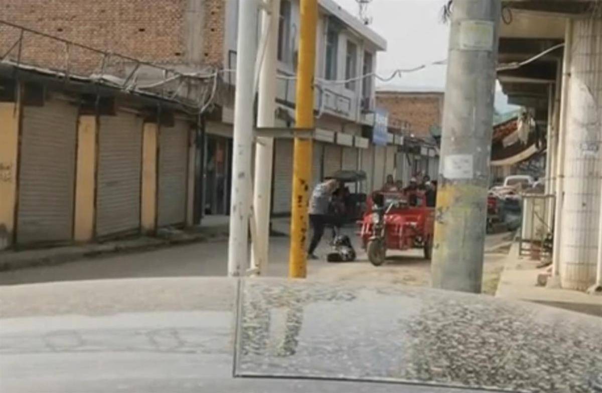 皇冠信用盘平台代理
_西安一男子当街踢打女子皇冠信用盘平台代理
,官方:两人系夫妻,因家庭矛盾发生口角