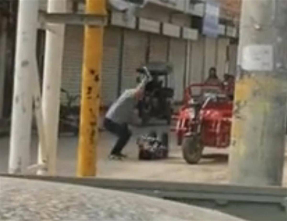 皇冠信用盘平台代理
_西安一男子当街踢打女子皇冠信用盘平台代理
,官方:两人系夫妻,因家庭矛盾发生口角