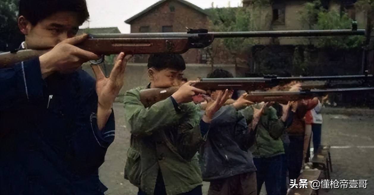 皇冠信用在线申请_俄军缴获中国81版气枪皇冠信用在线申请？还有百年汤姆逊冲锋枪、莫辛纳甘