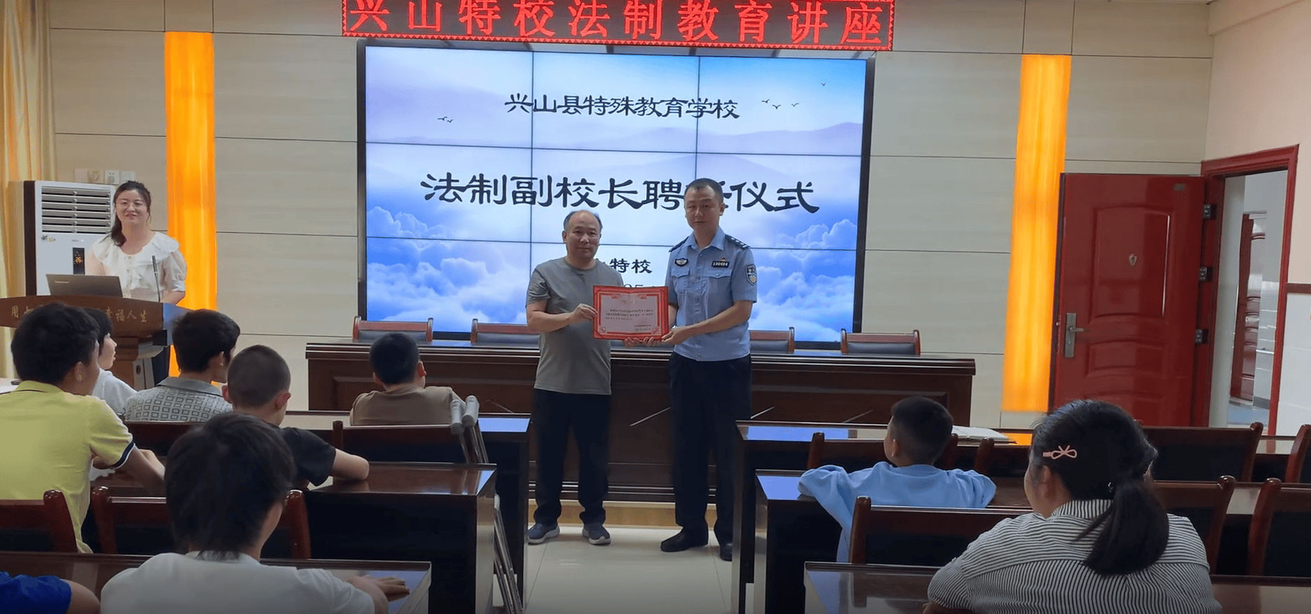 皇冠信用网登2代理
_爱心守护——兴山站派出所开展法制安全宣传