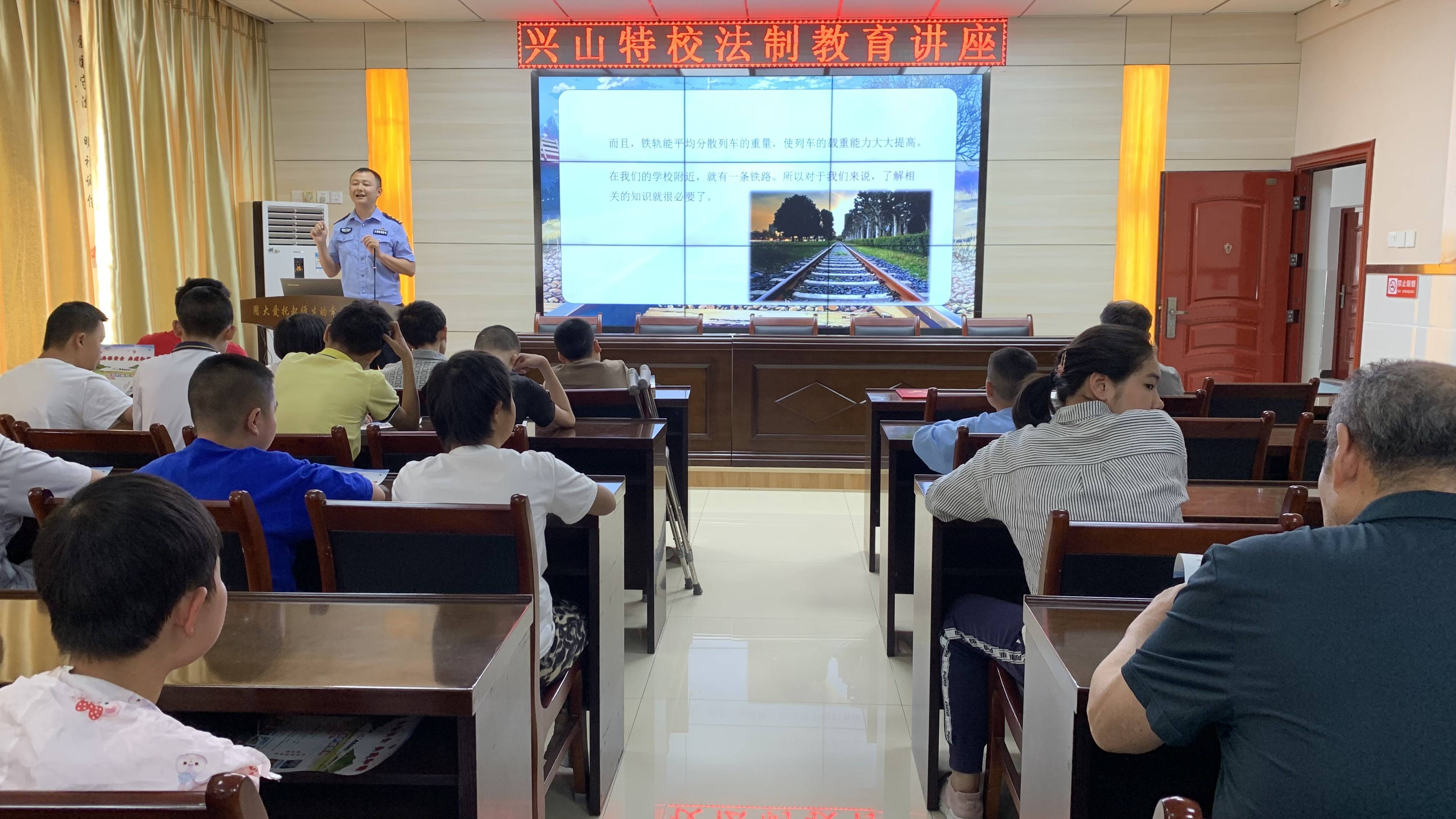 皇冠信用网登2代理
_爱心守护——兴山站派出所开展法制安全宣传