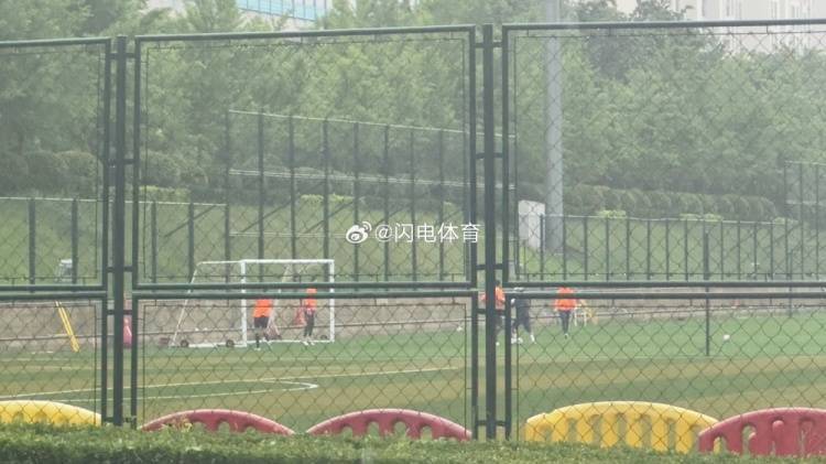 皇冠信用网怎么注册
_鲁媒:泰山四位门将王大雷、于金永、刘世博、孙启航选择冒雨训练