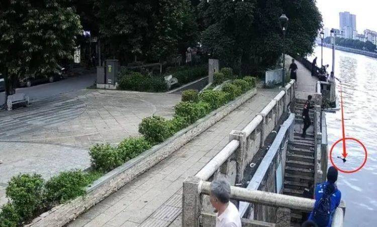 皇冠信用網APP下载
_男子用鱼线精准钩住老人裤腿皇冠信用網APP下载
,救起七旬落水阿婆