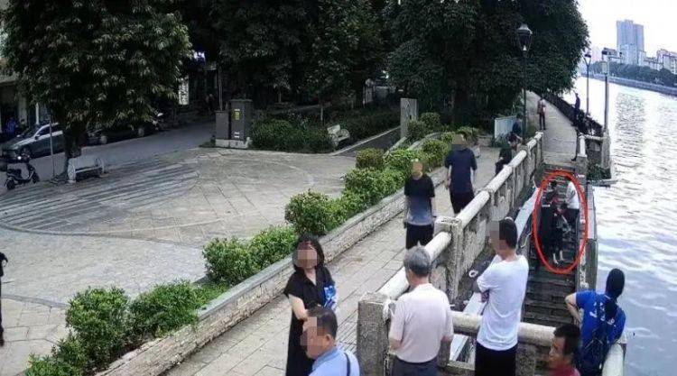 皇冠信用網APP下载
_男子用鱼线精准钩住老人裤腿皇冠信用網APP下载
,救起七旬落水阿婆