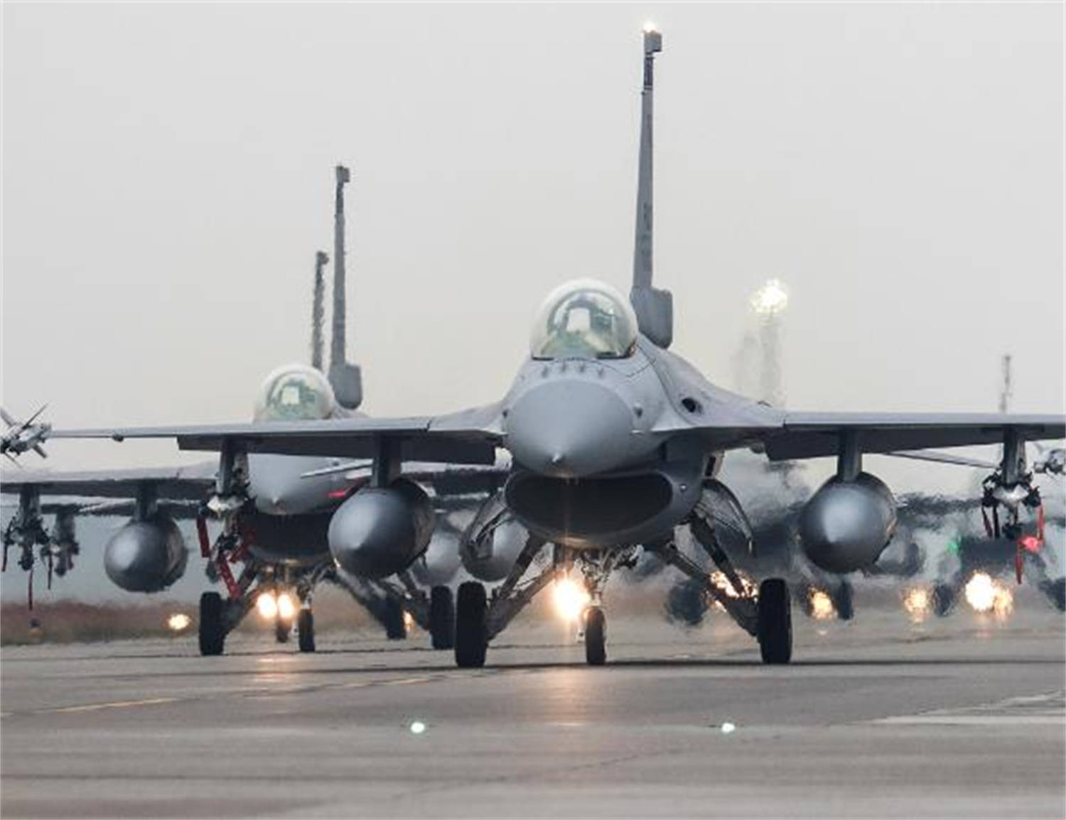 如何申请到皇冠信用網_印被中式武器打服如何申请到皇冠信用網，解放军发布歼10C大片，绿媒点赞，民进党沉默