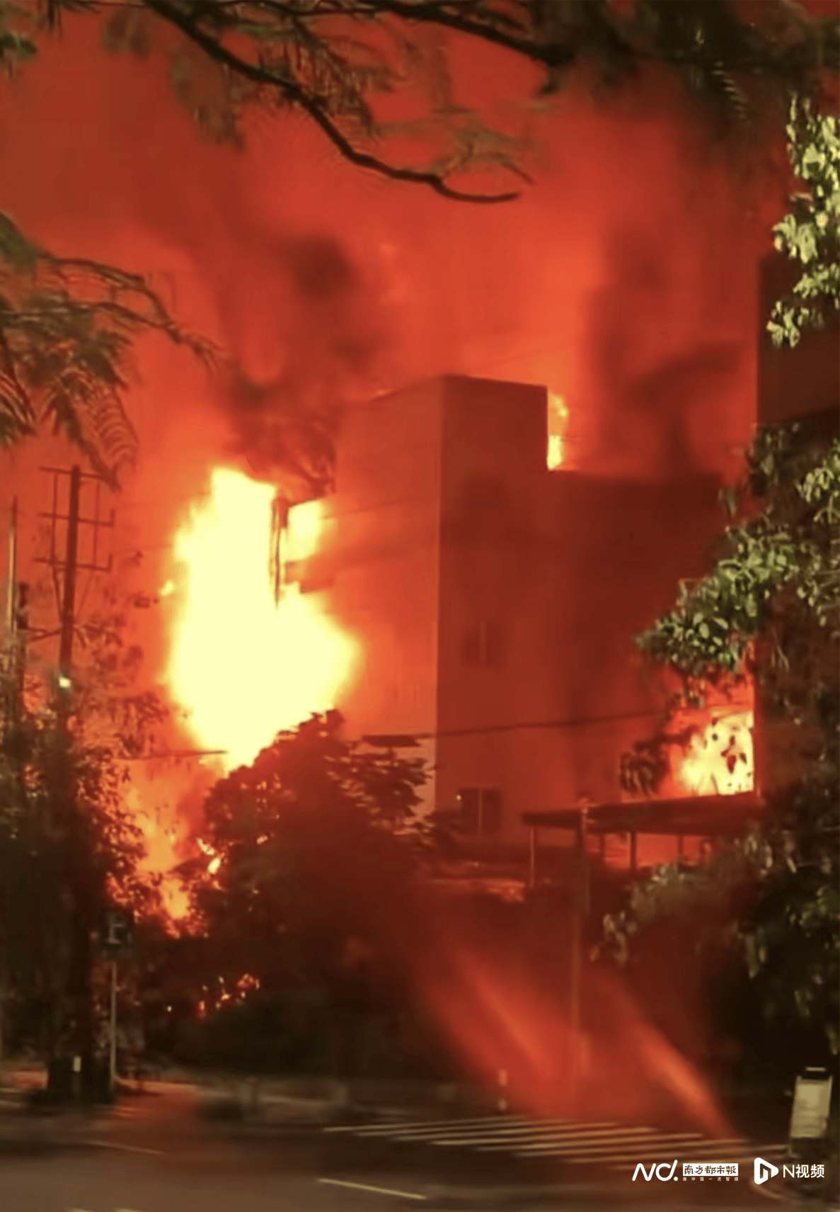 皇冠足球管理平台出租_昨夜皇冠足球管理平台出租，中山一公司突发大火， 事发时火光冲天