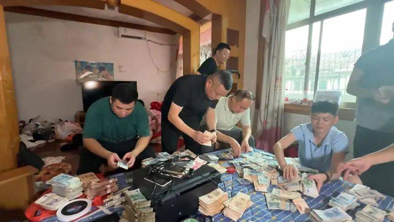 皇冠信用網会员开户_冲上热搜！夫妻家中印制假币被抓皇冠信用網会员开户，每天印多少花多少，小心防范！