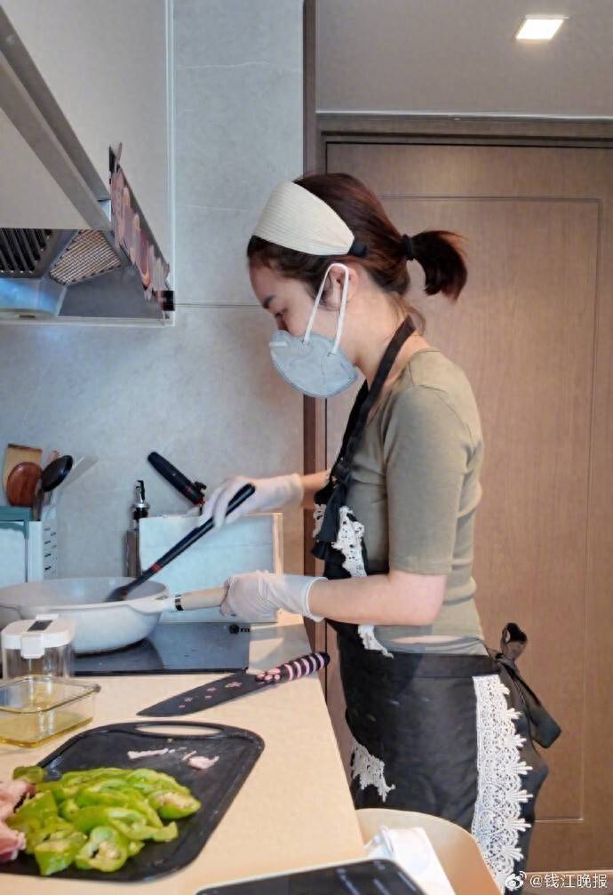 皇冠信用網会员申请_女子称穿瑜伽服上门做饭不是为流量：健身服是日常穿搭