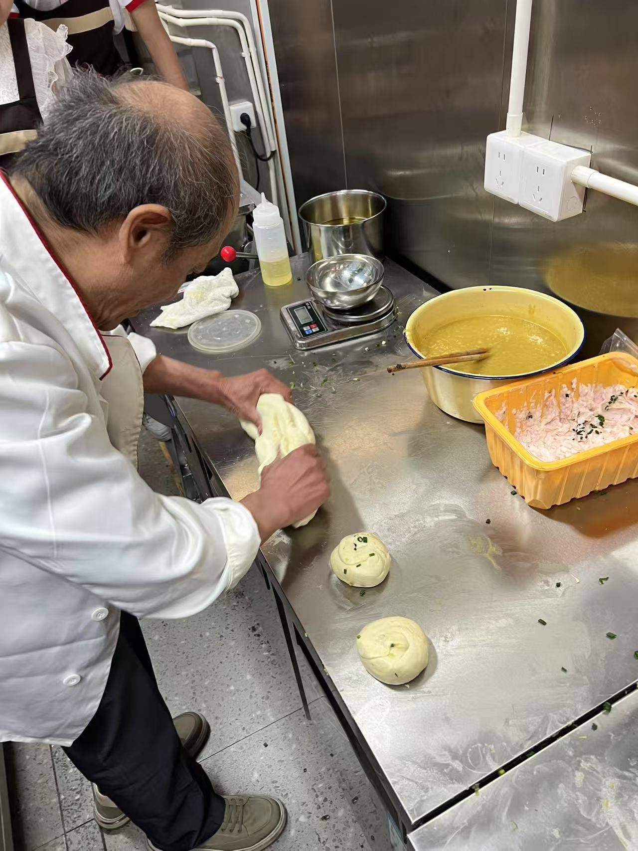 皇冠信用网平台开户_沪上网红“阿大葱油饼”开业近一月皇冠信用网平台开户，老板吴志勇：10元一个有的赚，但压力不小