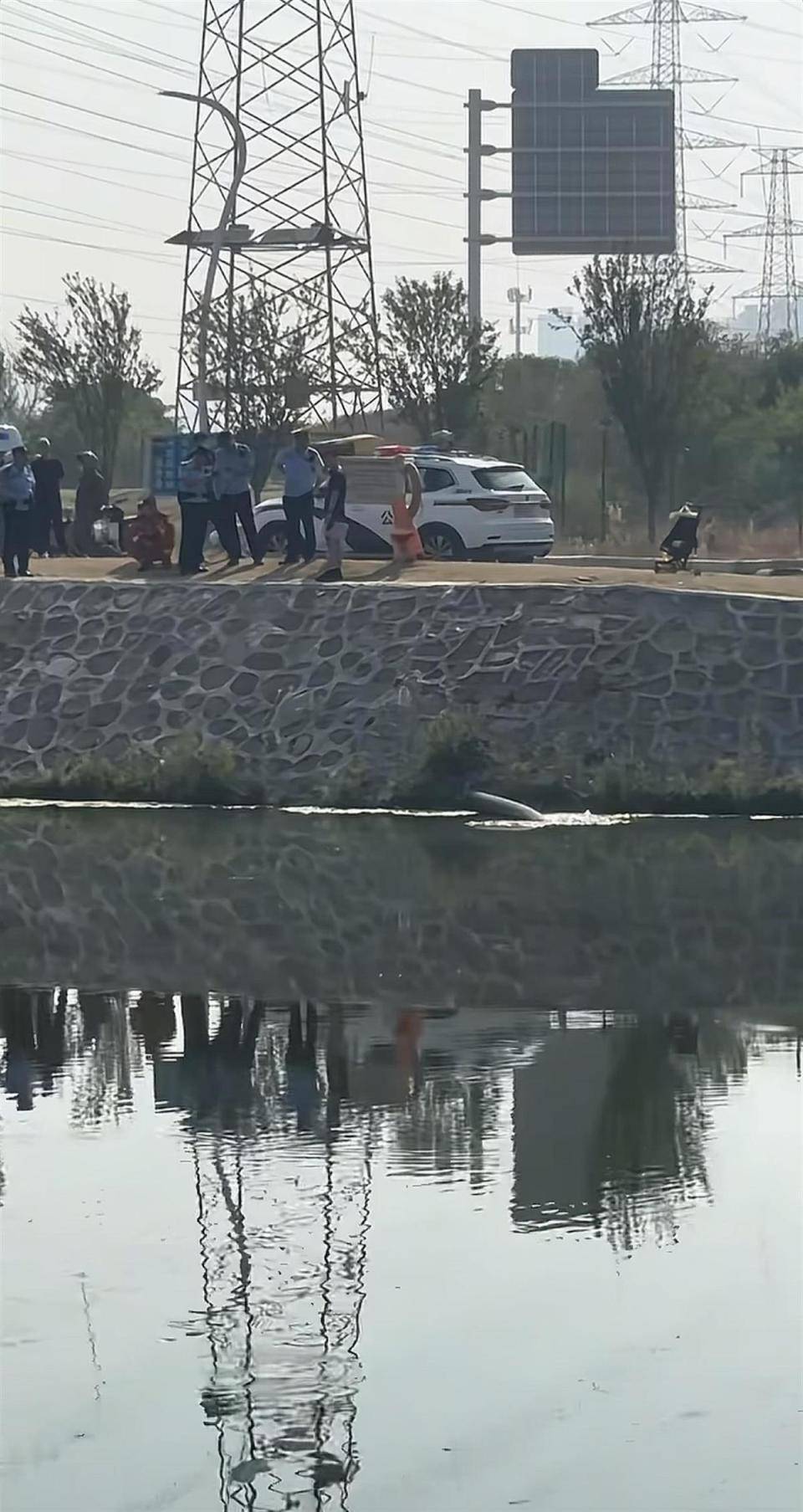 皇冠信用网平台_郑州一车主疑忘拉手刹致空车坠河皇冠信用网平台，已被打捞上岸