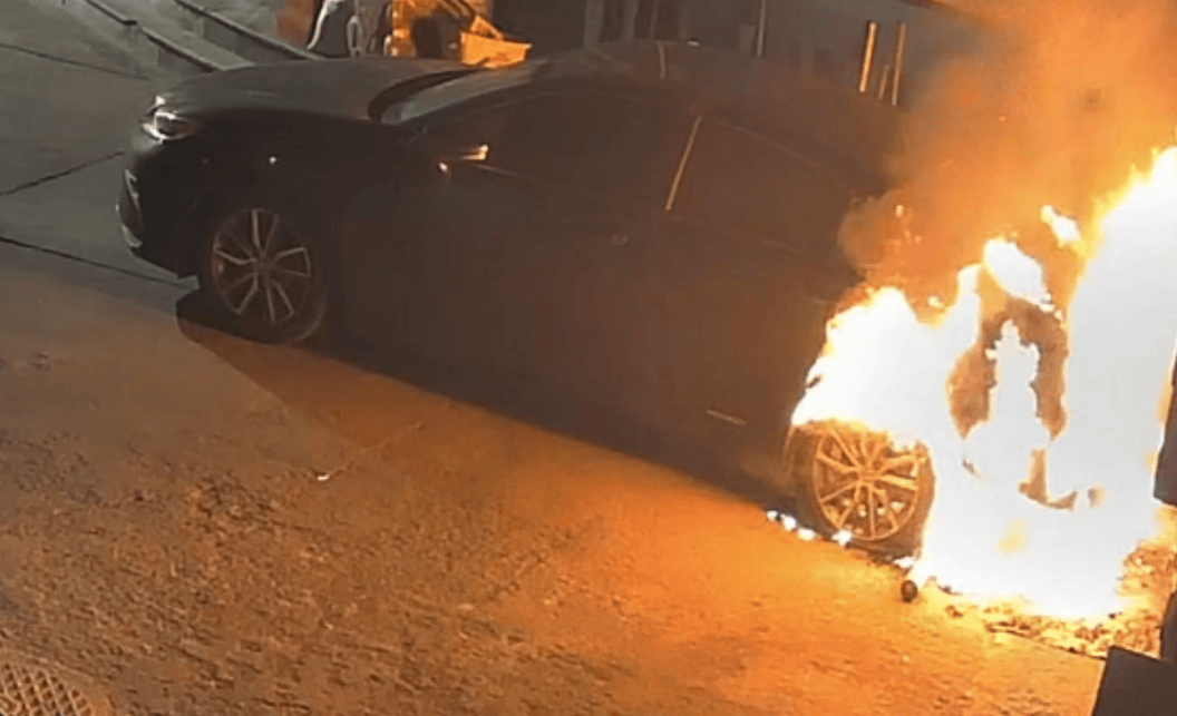 皇冠信用网代理注册_北京一代驾小哥乱扔烟头皇冠信用网代理注册，凌晨烧毁一辆车！警方：拘