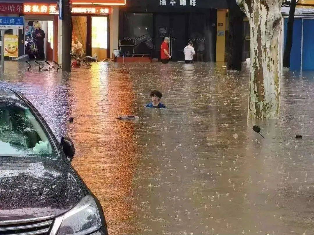 皇冠信用网怎么代理_武汉发布暴雨临灾警报皇冠信用网怎么代理！武大校门被淹一米深