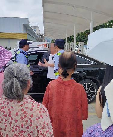 皇冠信用网代理注册_广西南宁一幼童被陌生男子抱进车内 属地派出所回应：系误会