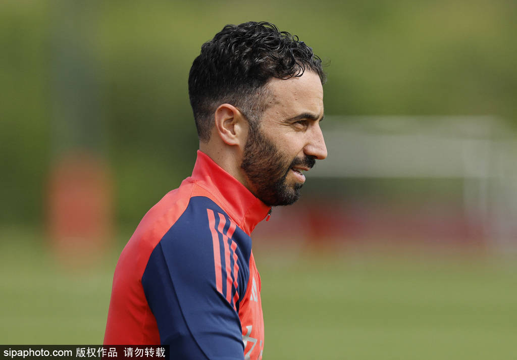 信用网皇冠申请注册_约克雷斯深情告白阿莫林！曼联阿森纳抢人大战信用网皇冠申请注册，师徒重聚梦剧场？