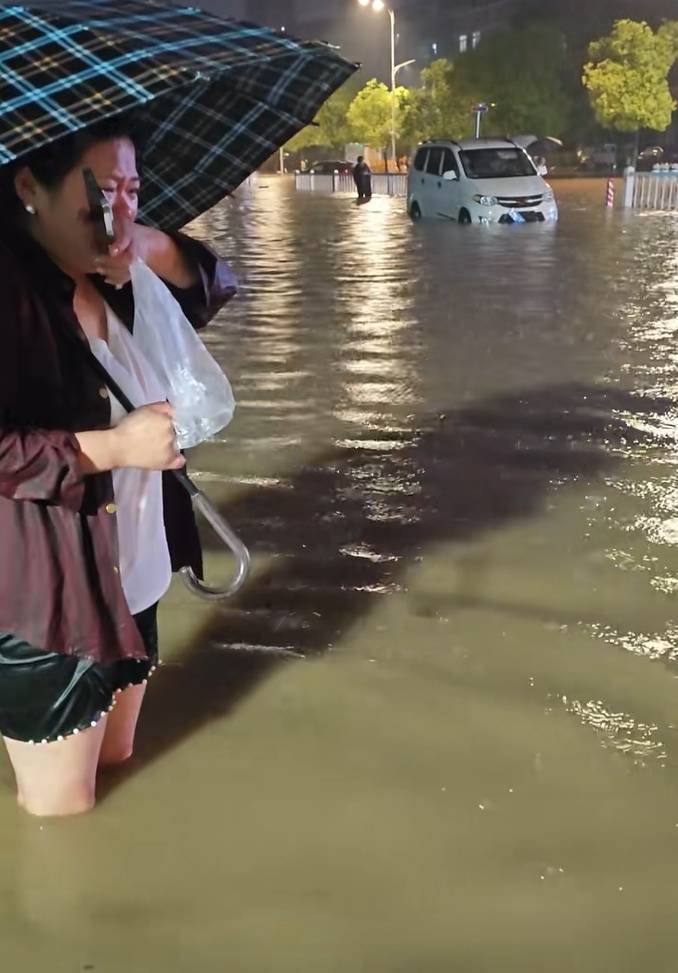 皇冠信用网登1_女子回应意外落入下水道皇冠信用网登1，被救后守在附近提醒路人：我险些遇难，不能让别人再遇危险