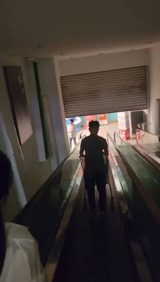 皇冠信用网代理流程_江苏苏州一大润发店员着急下班皇冠信用网代理流程，强制关闭载客中电梯！经理致歉：已警告处罚