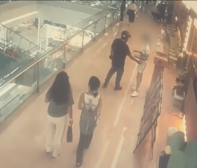 皇冠皇冠足球平台
_襄阳女店员迎客时疑被路过男子伸手性骚扰皇冠皇冠足球平台
,店长冲出第一时间制服,当地:男子已被行拘