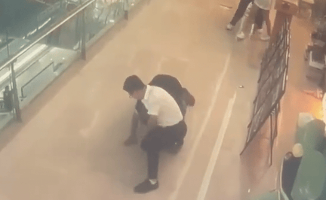 皇冠皇冠足球平台
_襄阳女店员迎客时疑被路过男子伸手性骚扰皇冠皇冠足球平台
,店长冲出第一时间制服,当地:男子已被行拘