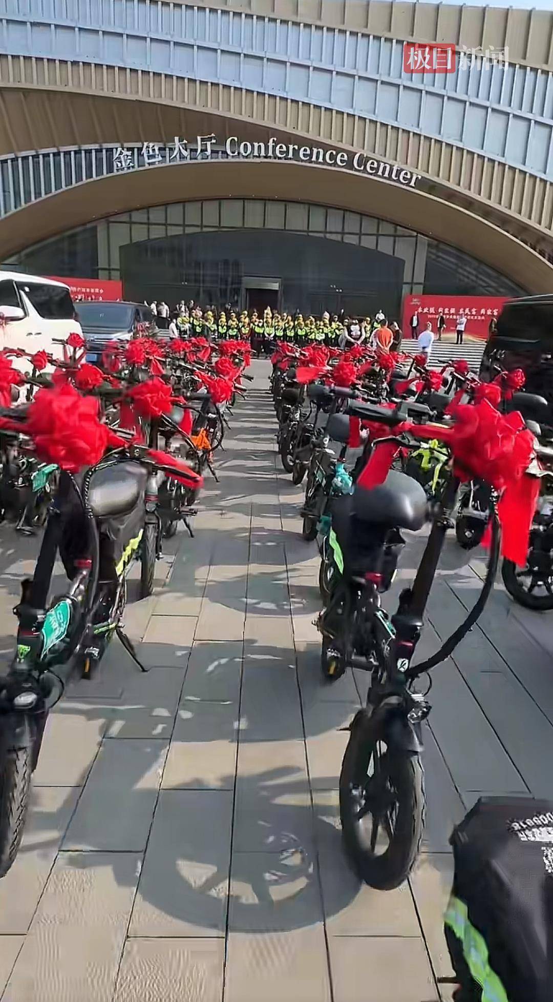 皇冠信用网账号注册_长春一代驾公司女老板骑电动自行车出嫁皇冠信用网账号注册，200多名员工骑车护送场面壮观