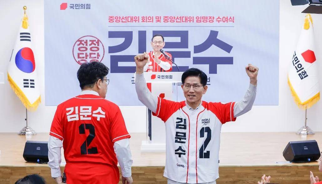 皇冠信用网会员注册网址_李在明民调大幅领先皇冠信用网会员注册网址，朴槿惠和文在寅接连出手，韩国大选惊现新变数！