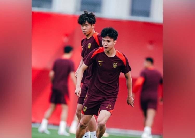 皇冠信用网怎么租_王钰栋社媒晒国足训练照与刘诚宇同框皇冠信用网怎么租，蒯纪闻：你俩别打起来