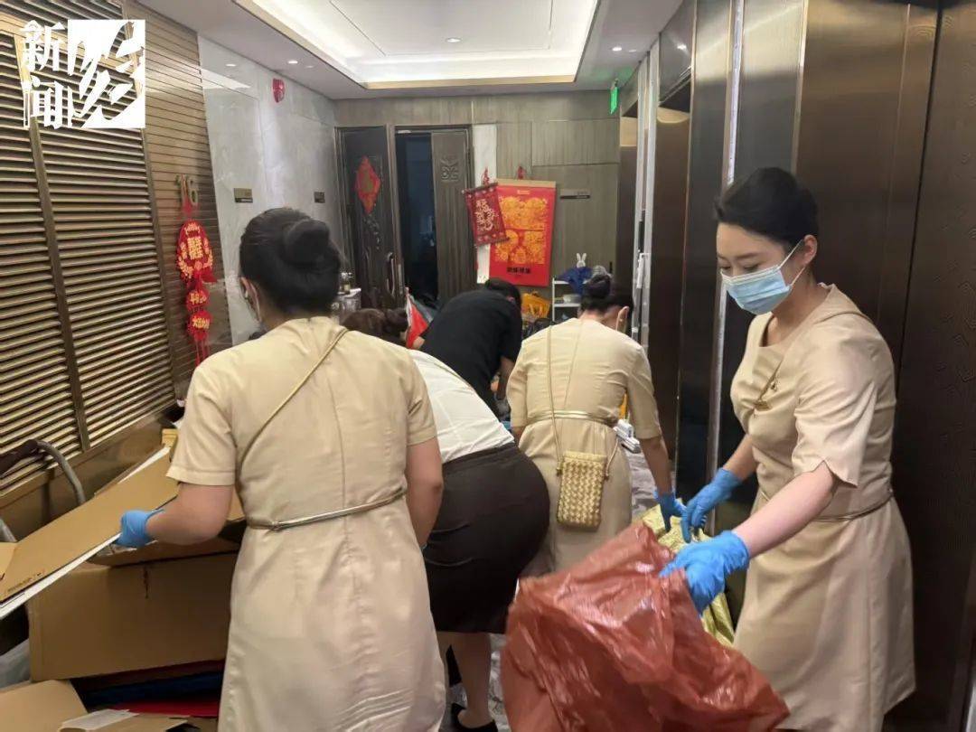 皇冠信用网出租_垃圾堆满皇冠信用网出租，臭到离谱！上海顶流豪宅业主也拾荒？邻居直呼倒大霉，不能忍！