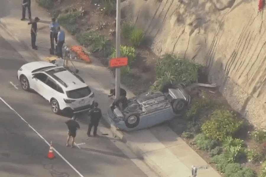 足球比赛外围买球网站_美国男子指导女儿开车足球比赛外围买球网站，女儿误踩油门致翻车，男子当场身亡