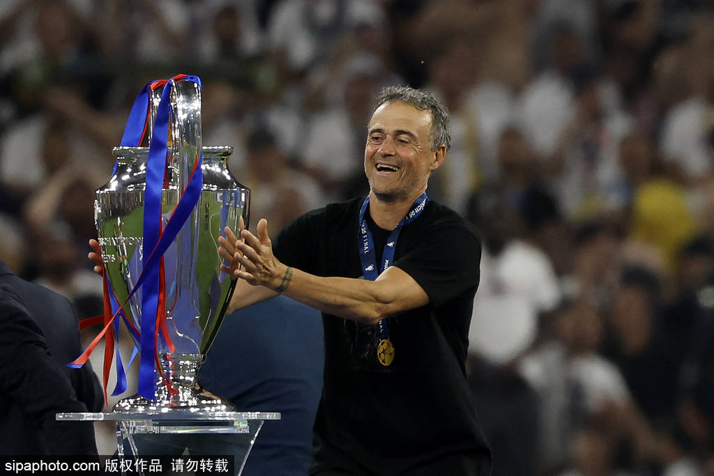 皇冠信用网怎么申请_恩里克带巴萨巴黎均获三冠王 赛后庆祝还原昔日名场面