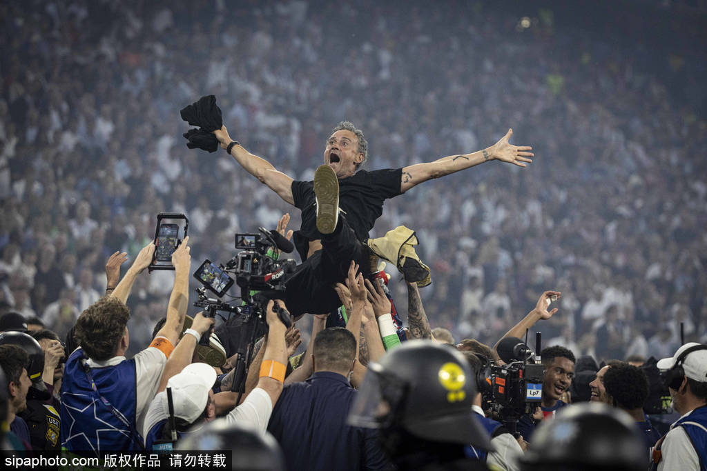 皇冠信用网怎么开户_泪目皇冠信用网怎么开户！恩里克穿印有女儿插旗图案的衣服 她在9岁时因病去世