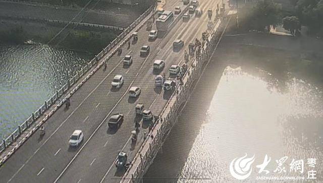 皇冠足球平台代理_山东枣庄：消防员执行公务途中营救一名跳河女子