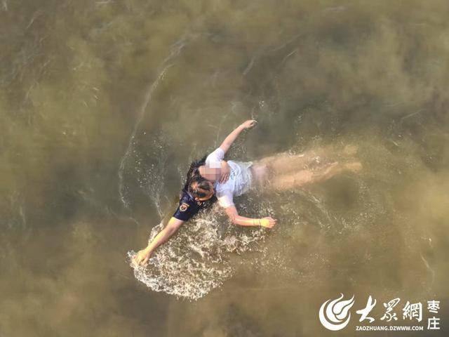 皇冠足球平台代理_山东枣庄：消防员执行公务途中营救一名跳河女子