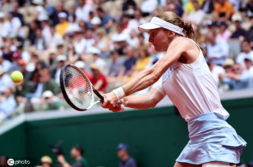 皇冠信用网申请_法网-郑钦文鏖战2-1萨姆索诺娃 首进八强刷新最佳战绩