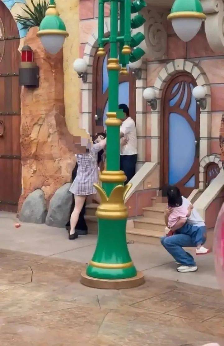 皇冠信用网注册_上海警方通报迪士尼打架事件：闫某某与女友在拍照时皇冠信用网注册，因刘某某夫妻的女儿进入拍摄画面，引发冲突