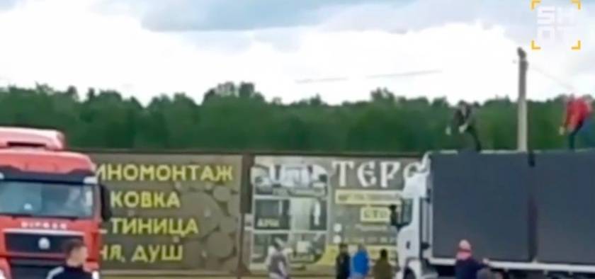 皇冠足球平台代理_画面流出！俄媒爆：俄民众爬上卡车顶部皇冠足球平台代理，试图用石头阻止乌无人机起飞