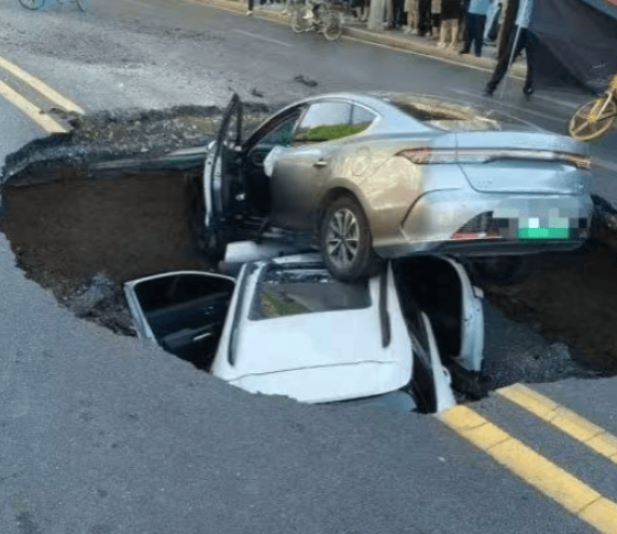 皇冠信用网注册
_邯郸一路面有车辆掉入坑中?多部门回应:确有此事皇冠信用网注册
,正积极处理